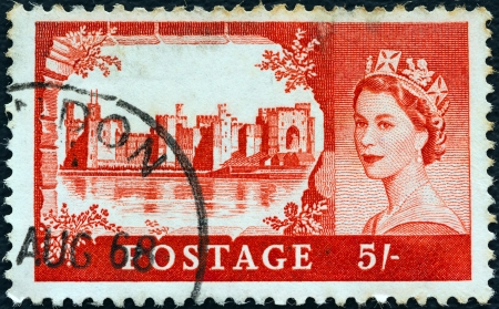 UNITED KINGDOM - CIRCA 1955: A stamp printed in United Kingdom from the "Castles" issue shows Caernarfon Castle and queen Elizabeth II, circa 1955. のeditorial素材