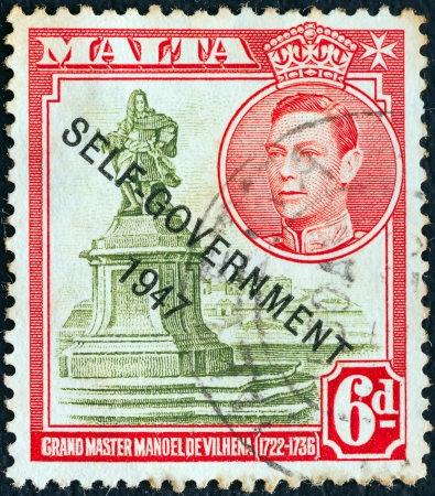 MALTA - CIRCA 1948: A stamp printed in Malta shows statue of Manoel de Vilhena and King George VI (Self-government 1947 overprint), circa 1948. のeditorial素材