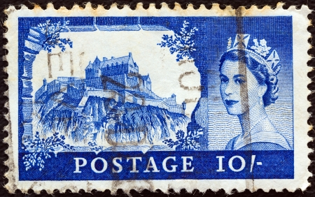 UNITED KINGDOM - CIRCA 1955: A stamp printed in United Kingdom from the "Castles" issue shows Edinburgh castle and queen Elizabeth II, circa 1955. のeditorial素材