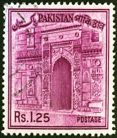 PAKISTAN - CIRCA 1961: A stamp printed in Pakistan shows the gateway of Chota Sona Masjid, Bangladesh, circa 1961. のeditorial素材