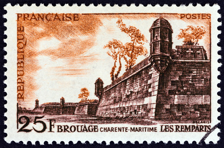 FRANCE - CIRCA 1955: A stamp printed in France shows Ramparts of Brouage, circa 1955.のeditorial素材