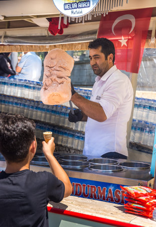 Ice Cream Vendor Tourist Tricks in Istanbul, Turkey.のeditorial素材