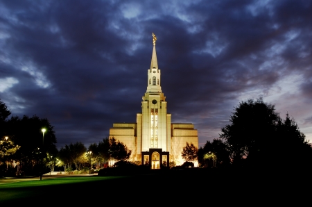 Evening shot of the Boston Massachusetts Temple of the Church of Jesus Christ of Latter-day Saintsの写真素材