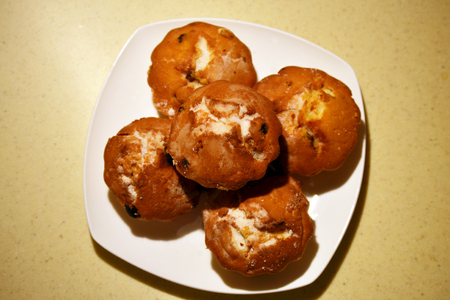 Muffins on plate with selective focus on nearest muffin.の写真素材