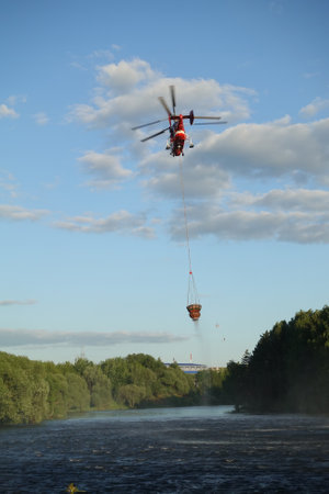 2021 June 4 Moscow region Podolsk - Helicopter refill bucket in lake for fire fighterのeditorial素材