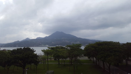 view of the lake and the mountains in the background on a cloudy dayの写真素材