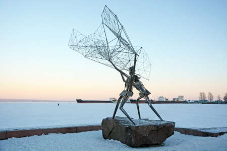 PETROZAVODSK, REPUBLIC OF KARELIA, RUSSIA, JANUARY 06 2017: Monument to two fishermen - American and Russian, symbolizing the friendship of the peoples of the states, on the embankment of Lake Onega, a symbol of the capital city of Karelia, a gift from thのeditorial素材