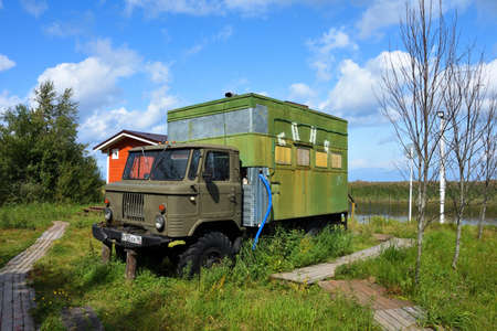 NOVAYA LADOGA, RUSSIAâ AUGUST10, 2019: Bathhouse on wheels on the riverのeditorial素材
