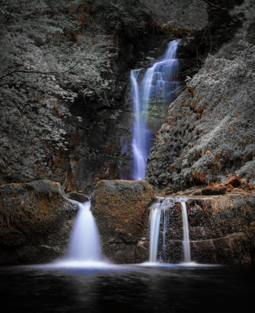 Situated along the river above Sgwd Gwladus falls, Sgwd Einion Gam is a difficult waterfall to access in the South Wales area known as Waterfall Country.のeditorial素材