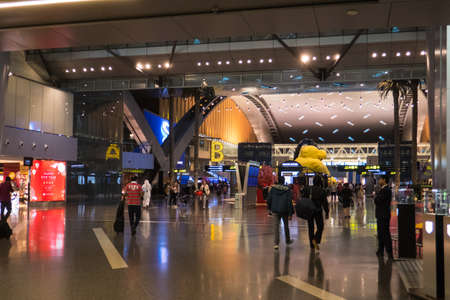 Travelers in the transit hall at Hamad International Airport in Doha, Qatar.のeditorial素材