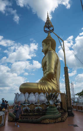 Tiger Cave Temple is a Buddhist temple northeast of Krabi in southern Thailand. Here is a famous cave, Buddha statues and a fantastic view from the high temple, 278 meters above the surroundings.のeditorial素材