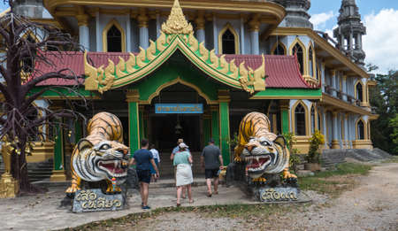 Tiger Cave Temple is a Buddhist temple northeast of Krabi in southern Thailand. Here is a famous cave, Buddha statues and a fantastic view from the high temple, 278 meters above the surroundings.のeditorial素材