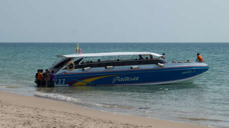 Speedboat leaves passengers, on the beach on the west side of the island of Koh Lanta in southern Thailand.のeditorial素材