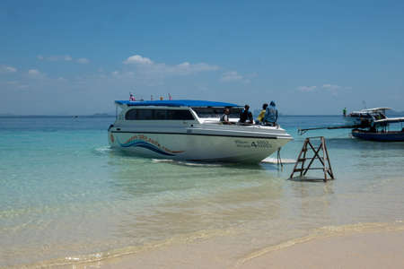 Tour boat arrives at the small island of Koh Kradan in southern Thailand.のeditorial素材