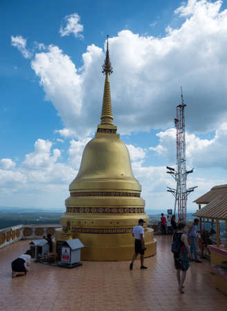 Tiger Cave Temple is a Buddhist temple northeast of Krabi in southern Thailand. Here is a famous cave, Buddha statues and a fantastic view from the high temple, 278 meters above the surroundings.のeditorial素材