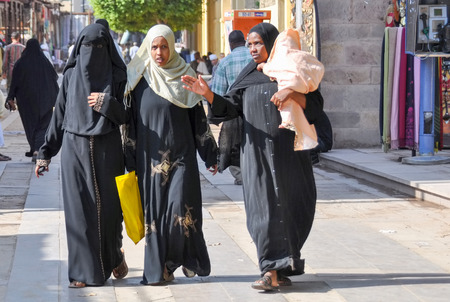 ASWAN, EGYPT - SEPTEMBER 21,2010: Girls and a woman with a small child in national dress in Aswanのeditorial素材