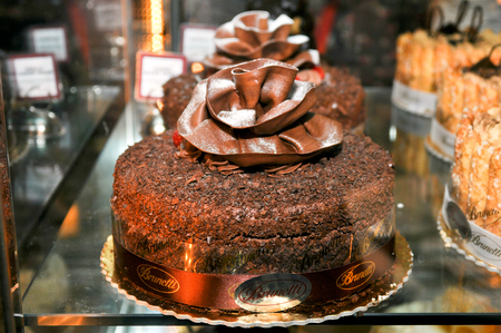 DUBAI, UAE - MARCH 10,2012: confection cake shop Dubai Mallのeditorial素材