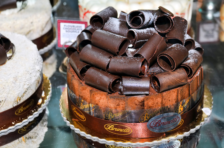 DUBAI, UAE - MARCH 10,2012: confection cake shop Dubai Mallのeditorial素材