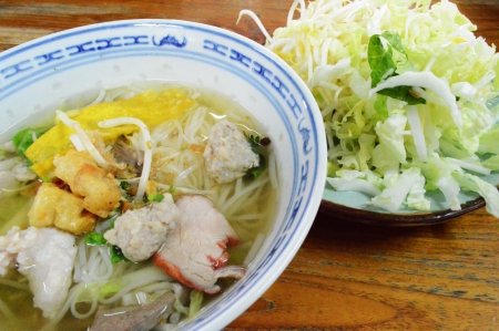 thai noodle with fresh vegetable