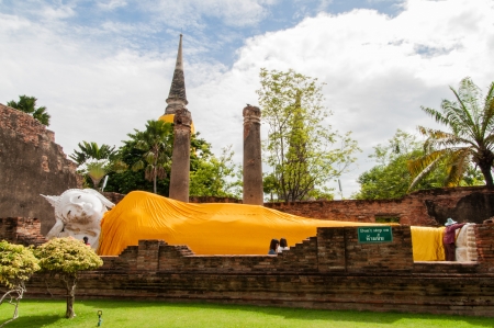 AYUTTHAYA,THAILAND-JUNE 27, 2013  Reclining Buddha at Watyaichaimongkolのeditorial素材