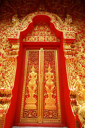 Traditional Thai art church door of Wat Sri-Chum, Lampang province, Thailandの写真素材