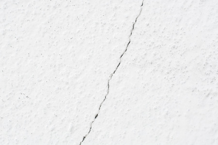 Close up white wall crack texture backgroundの写真素材