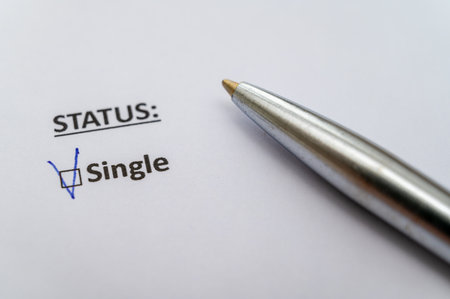 Blank sheet with text Status and word Single flagged. Condition of single people.の写真素材