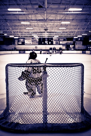 Young ice hockey goalie waiting in netのeditorial素材