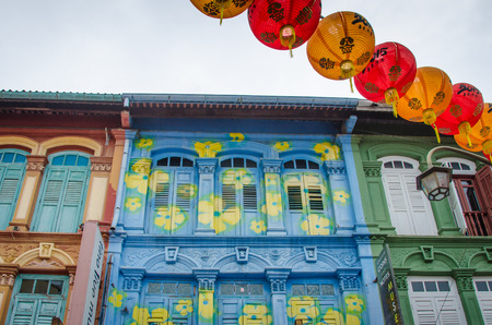 Many of the historic buildings in Chinatown are decorated with colorful paints and floral designs.のeditorial素材