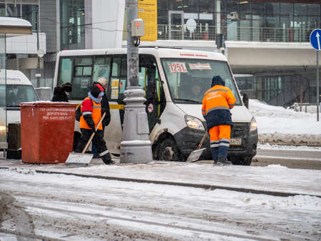 Moscow. Russia. January 2022. Utility workers remove snow on a city street on a winter day. Hard physical labor. outdoor photoのeditorial素材