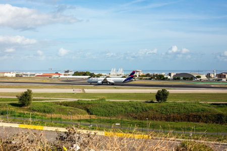 Airplane taking off from the runway of Lisbon Airportのeditorial素材