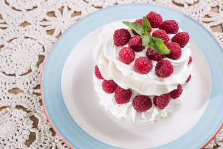 Sweet meringue delicious dessert with raspberry and cream. Pavlovaの写真素材