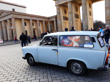 BERLIN, GERMANY - December 3, 2017: The retro cat Trabant and the Brandenburg Gateのeditorial素材