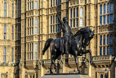 Equestrian statue of Richard Coeur de Lion against Palace of Westminster walls in Old Palace Yard, London.のeditorial素材