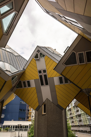 Tilted cube houses resting upon a hexagon-shaped pylons in Rotterdam, Netherlands.  It is a set of innovative houses based on the concept of high density housing with sufficient space.のeditorial素材