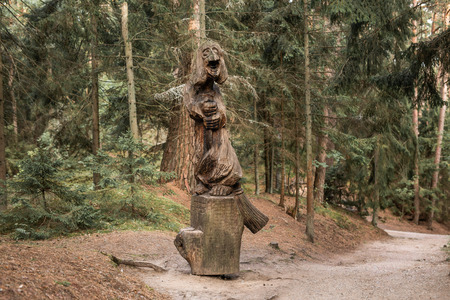 JUODKRANTE, LITHUANIA - AUGUST, 2018: Traditional Lithuanian Raganu kalnas wood carving art sculptures of folk musicians in public nature park in Juodkrante, Lithuaniaのeditorial素材
