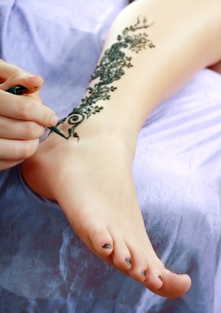 Image detail of henna being applied to legの写真素材