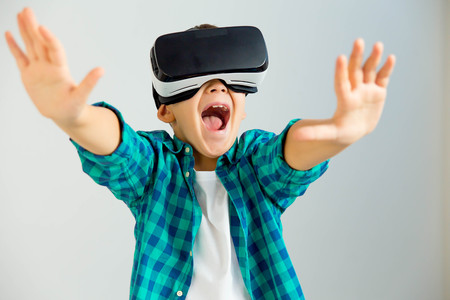 kid in vr headsetの写真素材