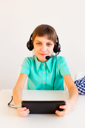 kids using tablet computers
