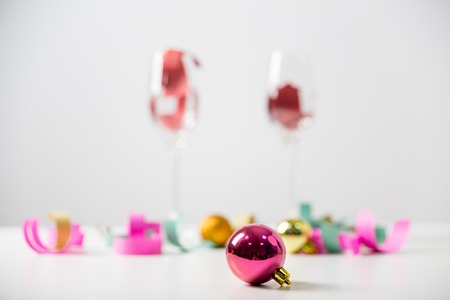 two wine glasses with a garland on a tableの写真素材