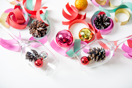 two wine glasses with a garland on a tableの写真素材