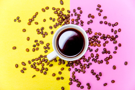 Coffee cup and coffee beans on white backgroundの写真素材