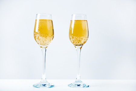 two wine glasses with a garland on a tableの写真素材