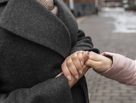 hands closeup. girlâs hand in motherâs handの写真素材