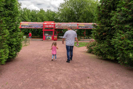 07 19 2020 Russia, Moscow, Victory Park.dad takes his daughter to an amusement park in Moscowのeditorial素材