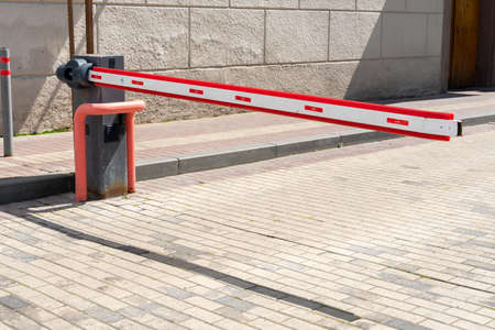 07 19 2020 Russia, Moscow. gate entrance to the courtyard of a residential building in the center of Moscowのeditorial素材