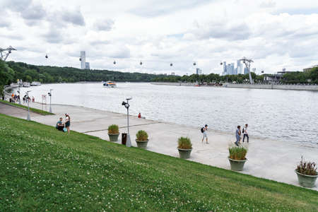 07 01 2020 Moscow, Russia. Vorobyovy Gory region. cable car over the Moscow river.のeditorial素材