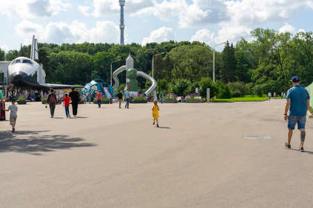 08.14.2021 Moscow, Russian Federation, people walk along the alleys of the All-Russian Exhibition Centerのeditorial素材
