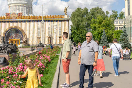 08.14.2021 Moscow, Russian Federation, Muscovites and tourists walk along the alleys of VDNKh park, VVCのeditorial素材