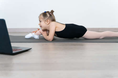 online training of a Caucasian girl gymnast 5 years oldの写真素材